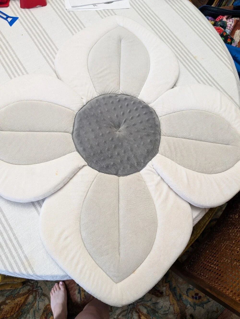 Plush Flower-Shaped Baby Bath Pillow - Light Gray & Gray
